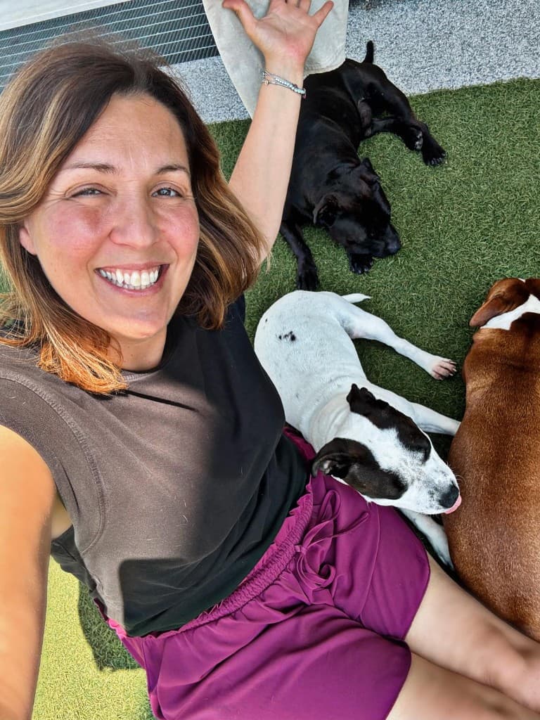 Simona Gallo con Ariix, Zoe e Akira, i suoi tre Staffordshire Bull Terrier